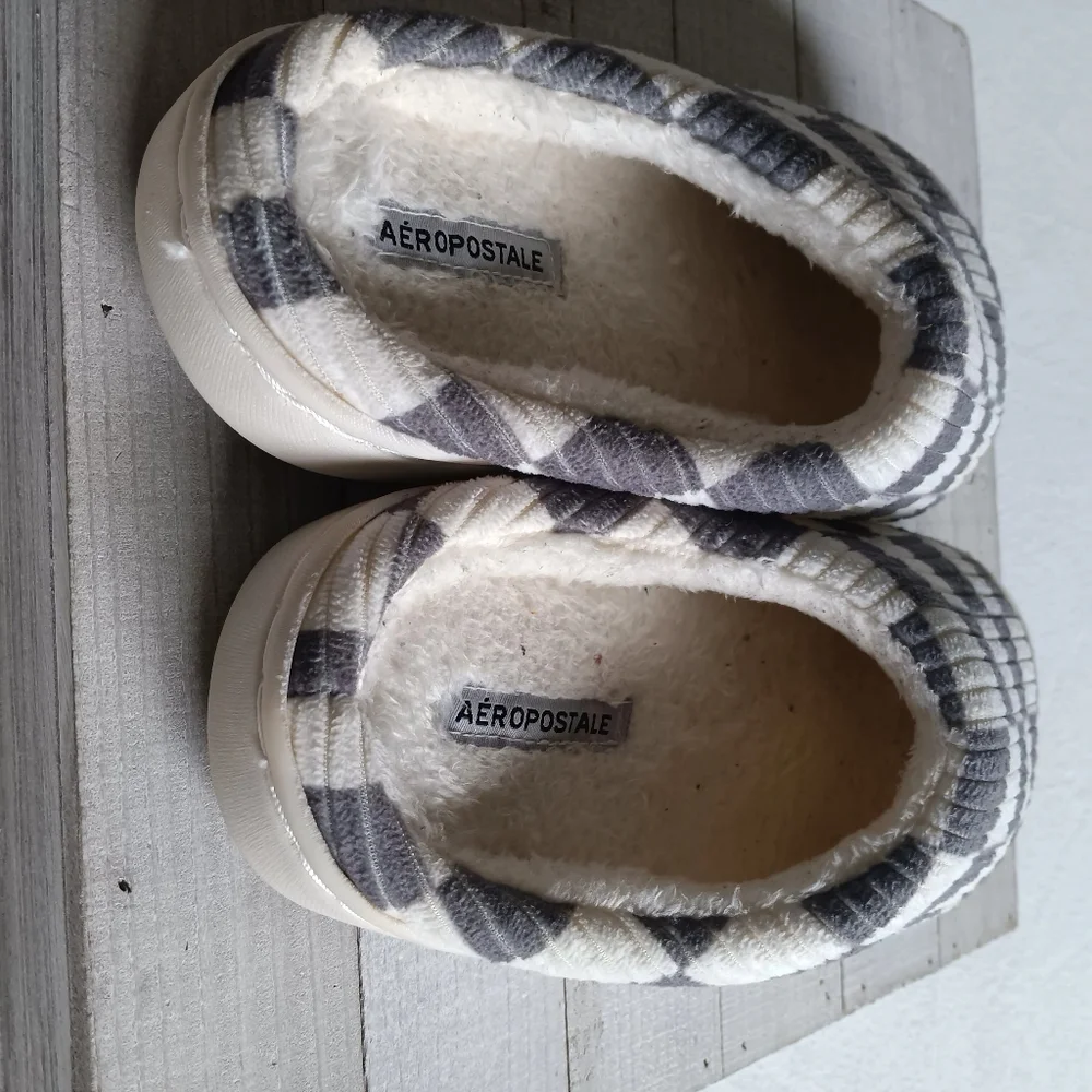 Aeropostale Gray and Cream Checker Slippers Soft Cushioned Comfort